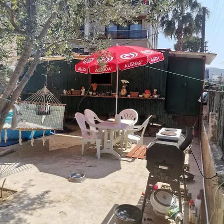 Apartment Giris Kati Bueyuek Bahceli 1+1 Ev