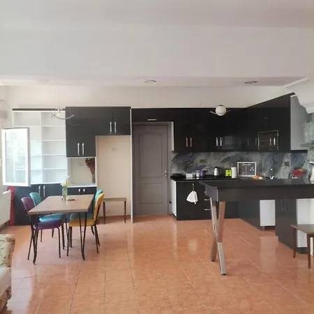 Giris Kati Bueyuek Bahceli 1+1 Ev Apartman