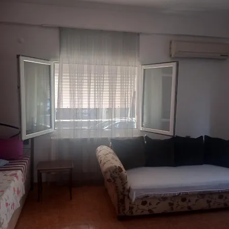Giris Kati Bueyuek Bahceli 1+1 Ev *